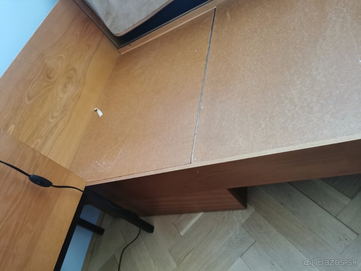 Staršia drevená posteľ retro