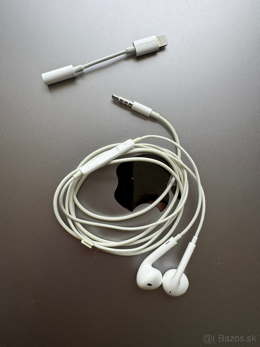 Slúchadlá Apple EarPods s konektorom jack 3,5 mm/lightning.