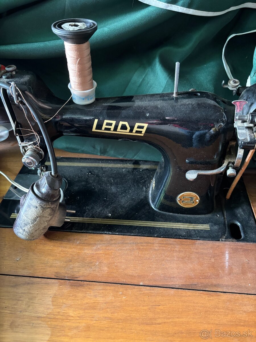 Šijací stroj Lada