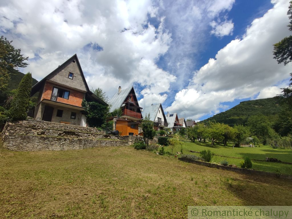 Útulná a priestranná rekreačná chata v chatovej osade v lo