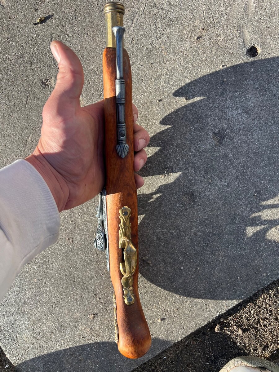 Replika perkusnej pištole