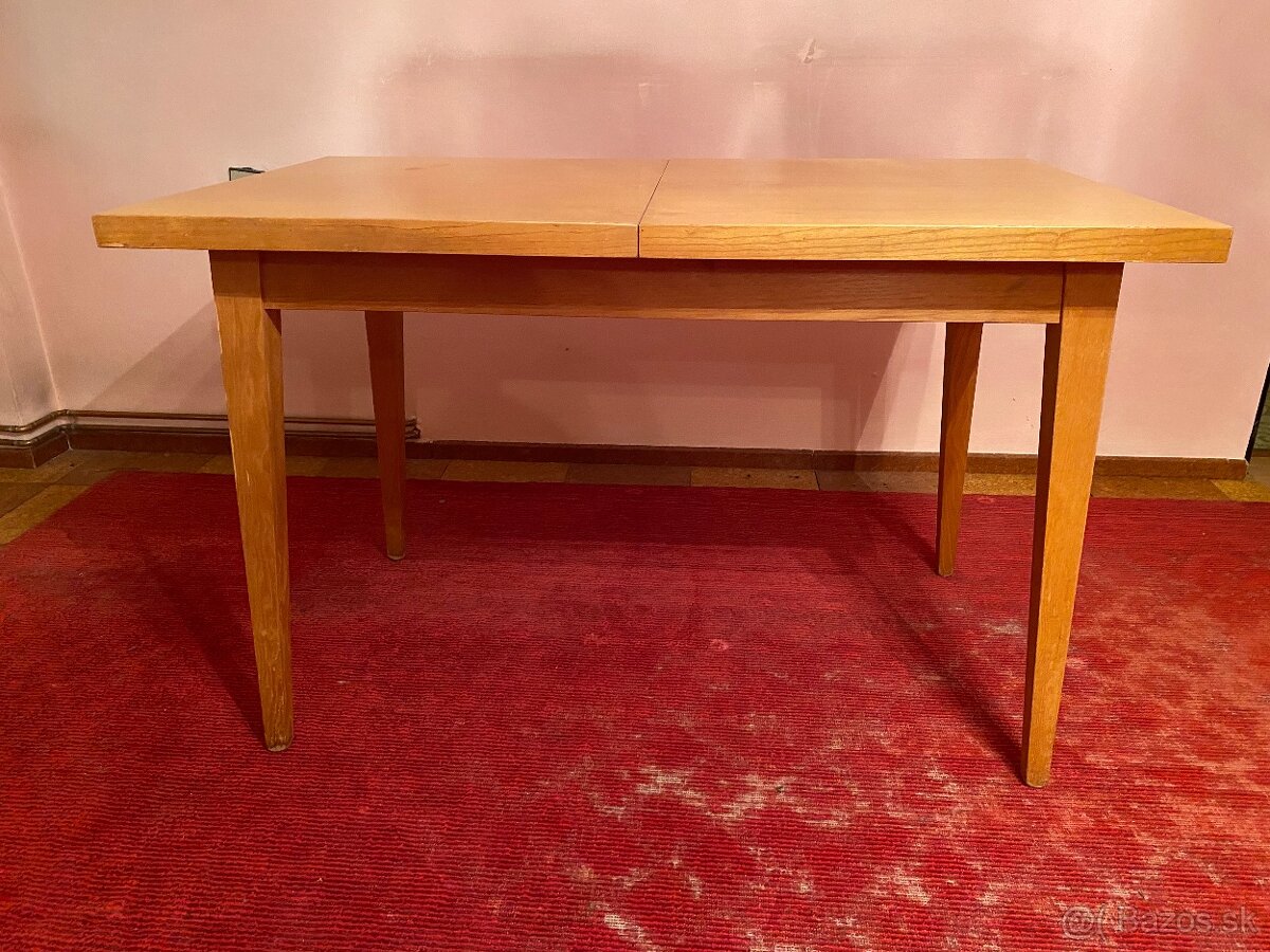 Rozťahovací stôl.