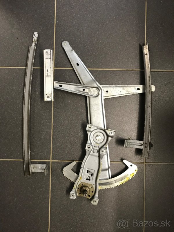 BMW E30 Pravá predná sťahovačka okna