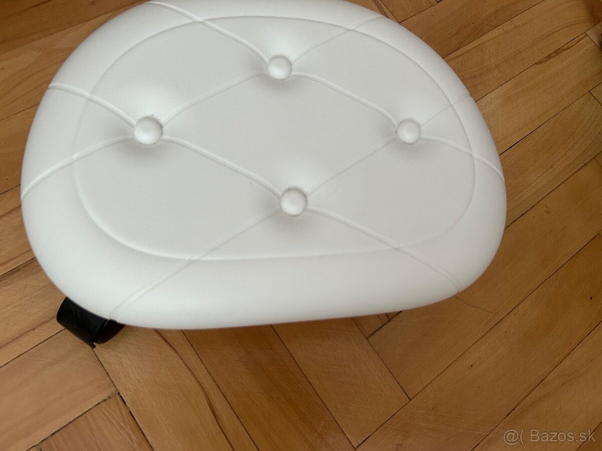 Úplne nová mala stolička na kolieskach