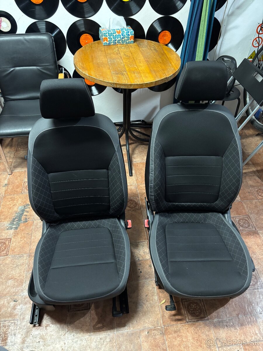 Skoda Fabia Mk3 predne sedadlá