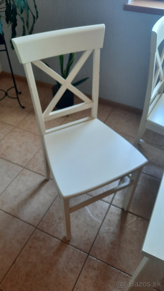 Jedálenský stôl a štyri stoličky