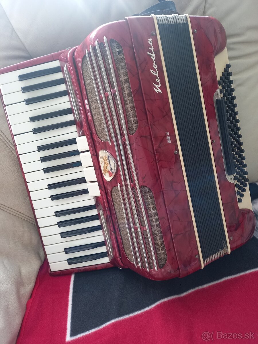 Predam akordeon Melodia Lignatone