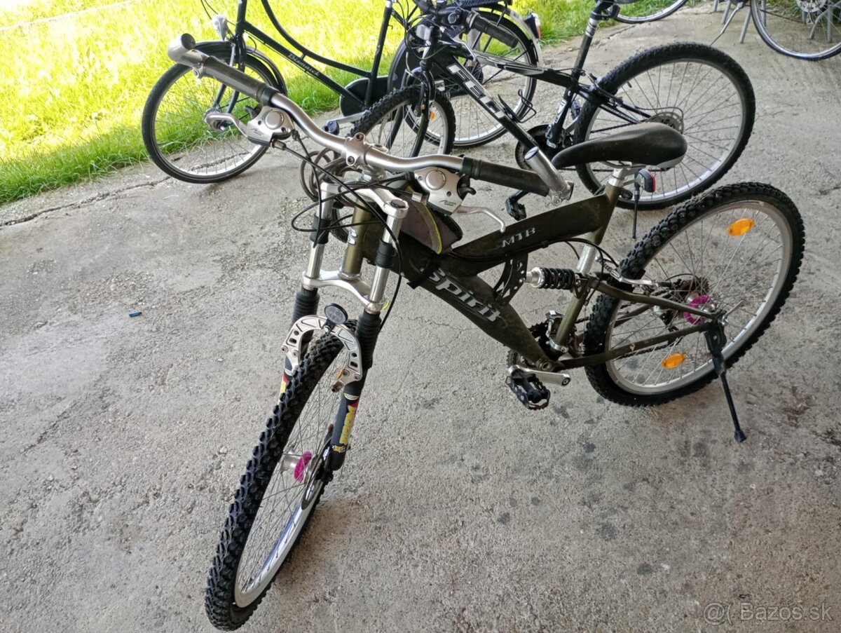 Viacero použitých bicyklov na predaj