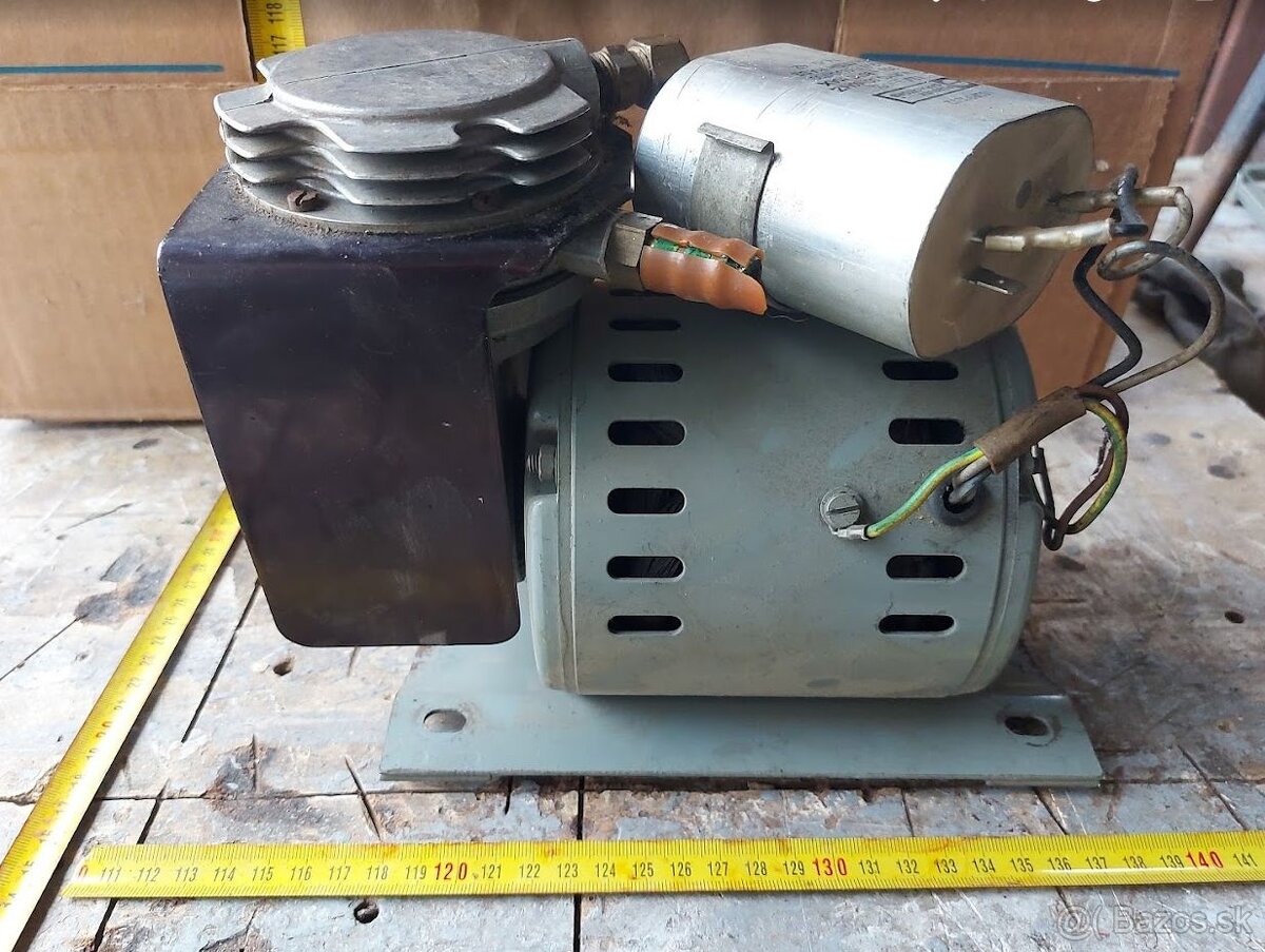 maly elektromotor s kompresorom
