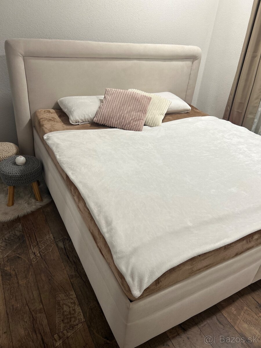 Čalúnená posteľ 180x200 s matracmi