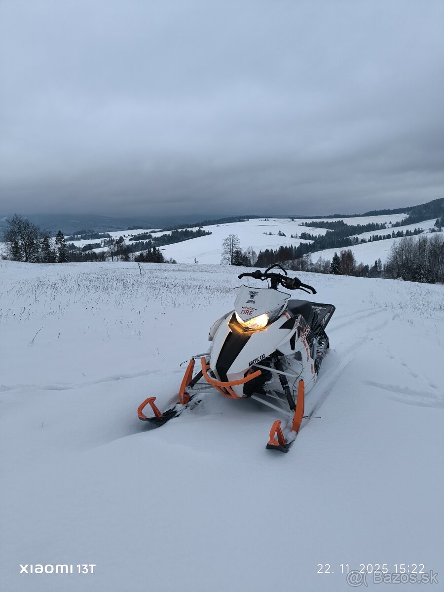 Snežný skúter Artic Cat M8000