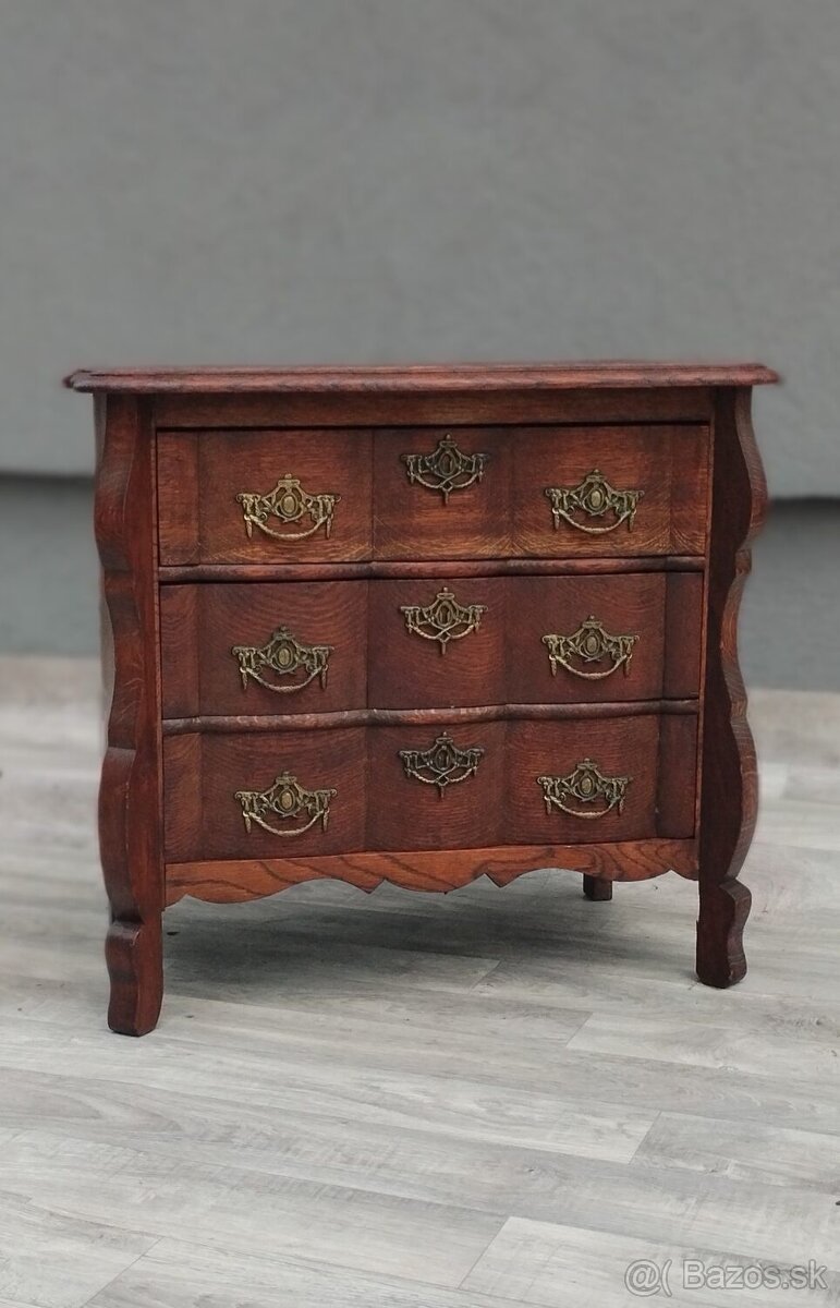 Komôdka holandská s 3 zásuvkami.