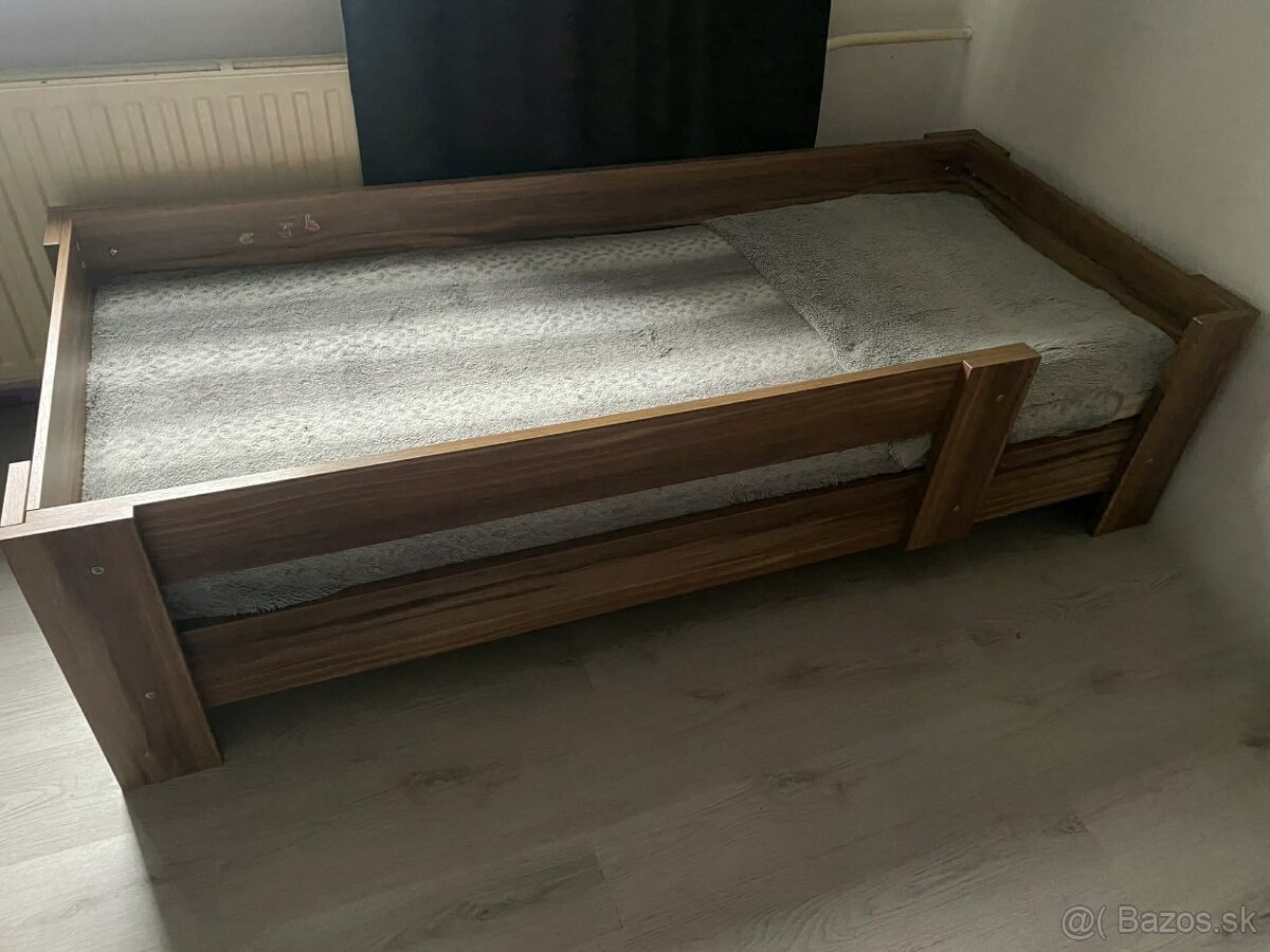 Predám posteľ s matracom aj roštom