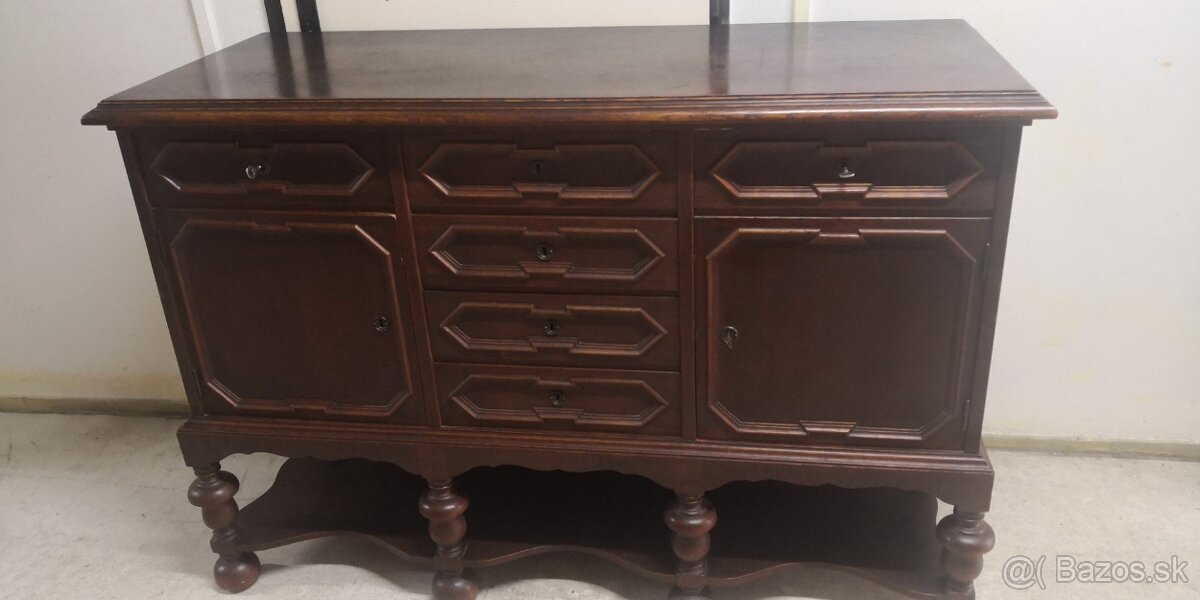 Starožitná masivná komoda