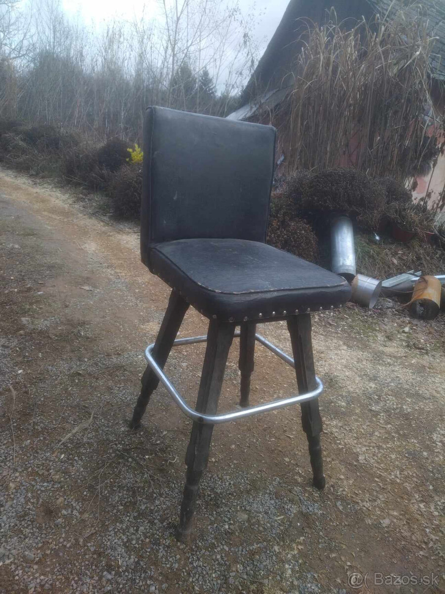 DARUJEM A PREDAM DREVENE STOLICKY