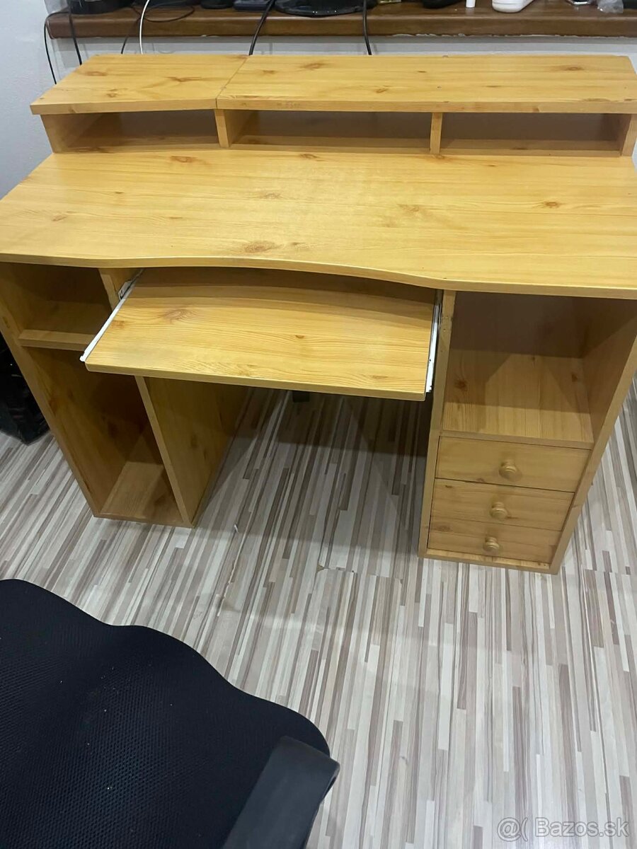 Používaný písací stôl a stolička