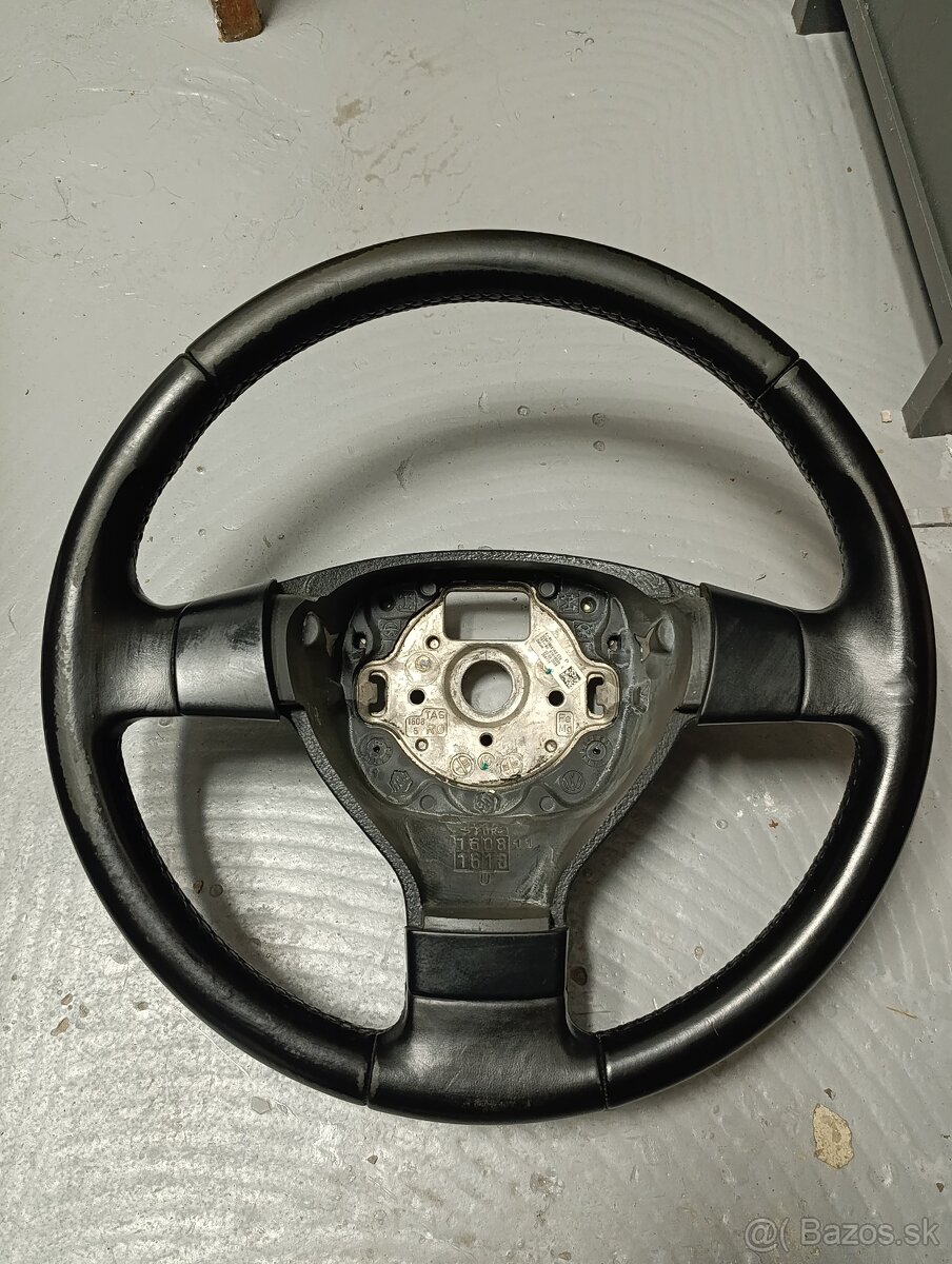 Kožený tříramenný volat VW Passat B6