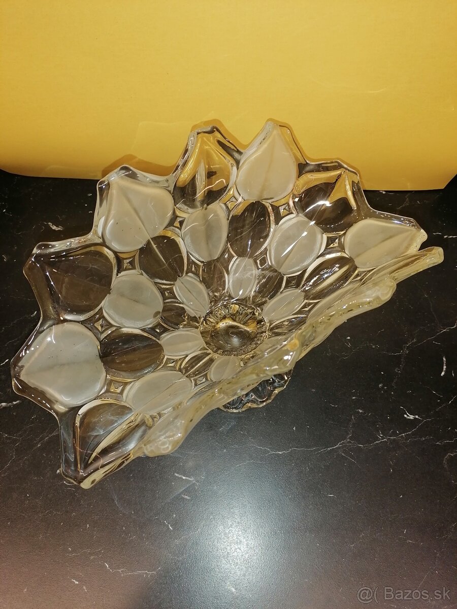 Stará sklenená misa.