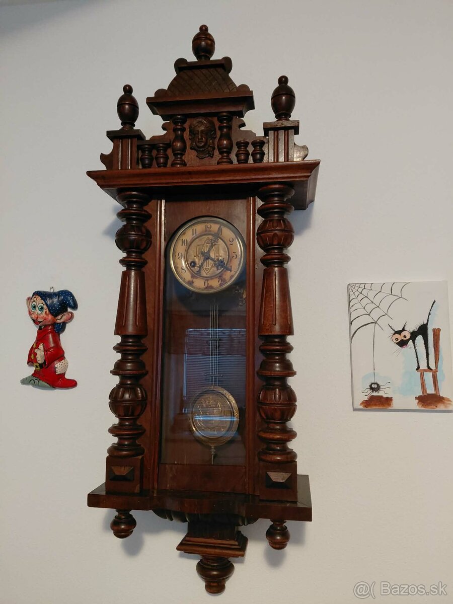 Starožitné nastenné hodiny.