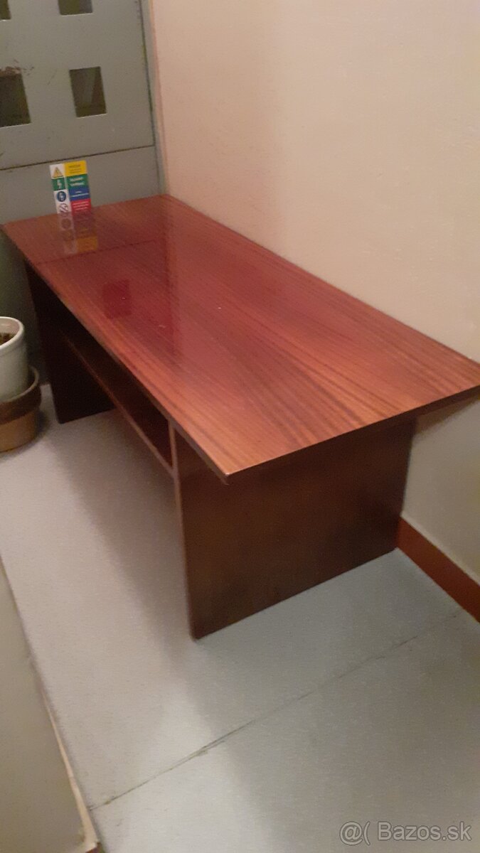 Konferečný stolík