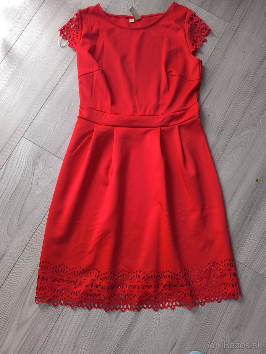 Červené šaty s lemovanim