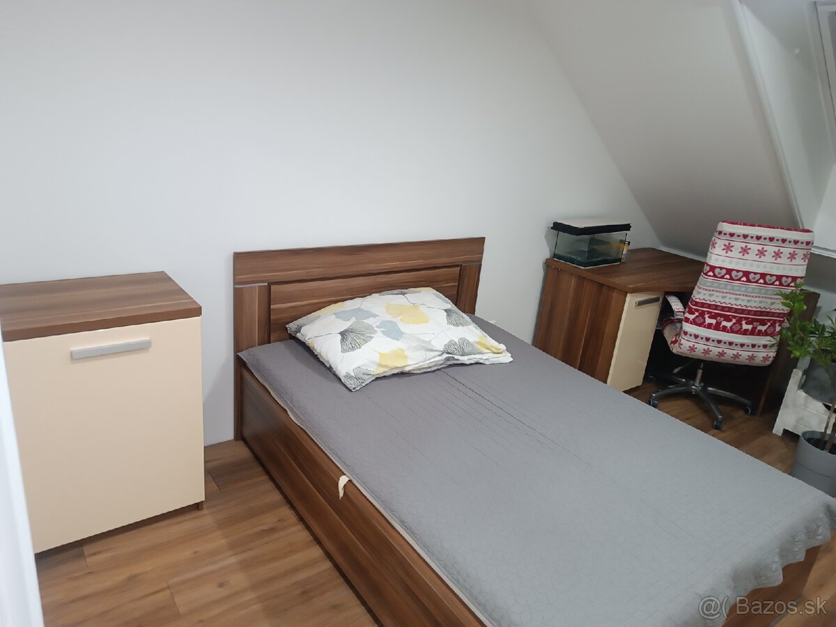 Predam postel zo pc stolikom