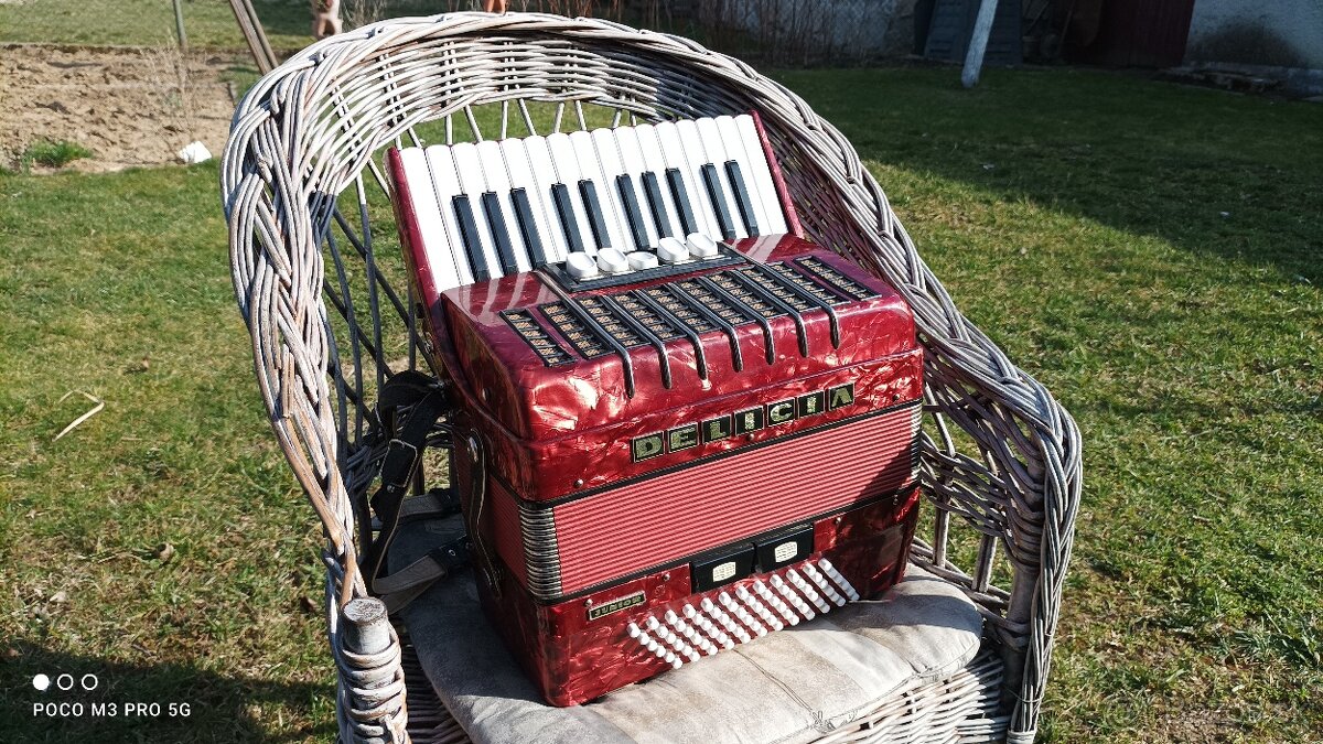 Harmonika -Akordeon.Delícia Junior 72basová. Červená perleť.