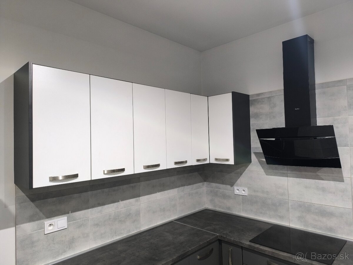 Horné kuchynské skrinky + skrinka na rúru a mikrovlnku