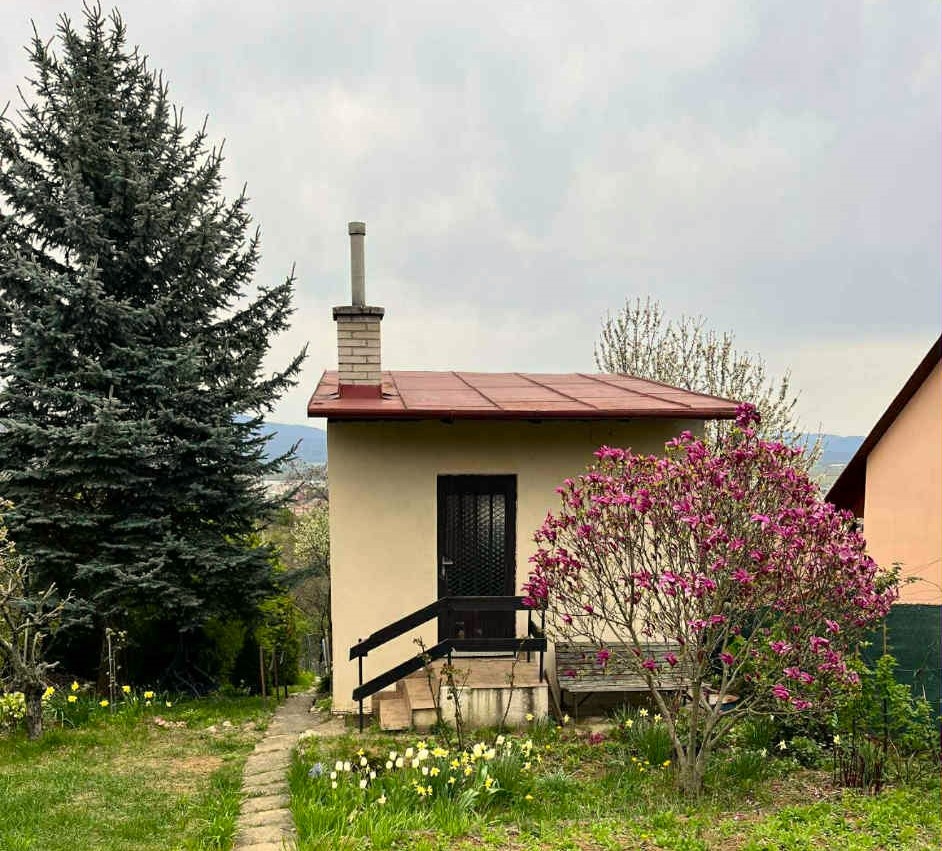Záhradná chata s výhľadom na mesto