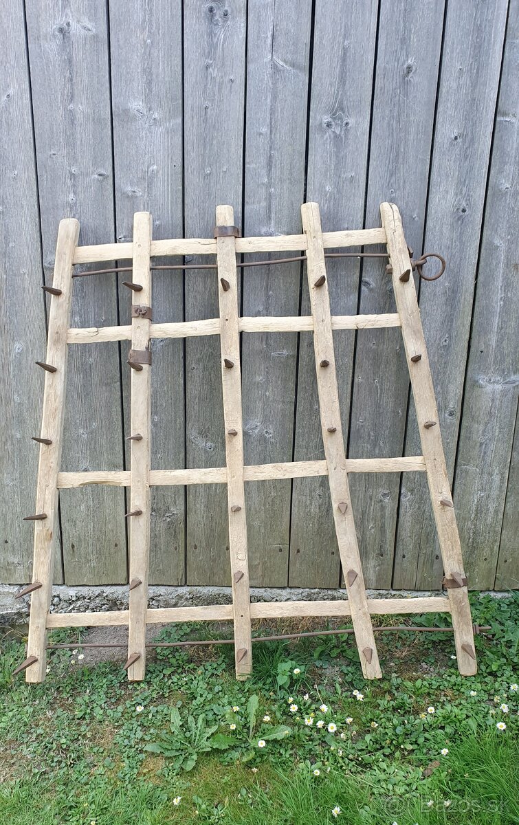 Drevená poľnohospodárska brána (dekorácia chata záhrada)