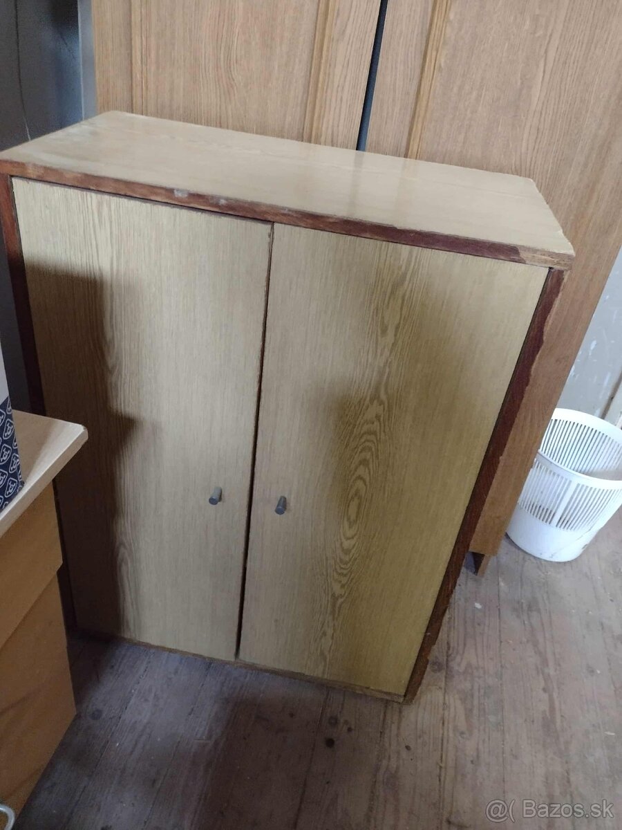 Drevená policová skrinka