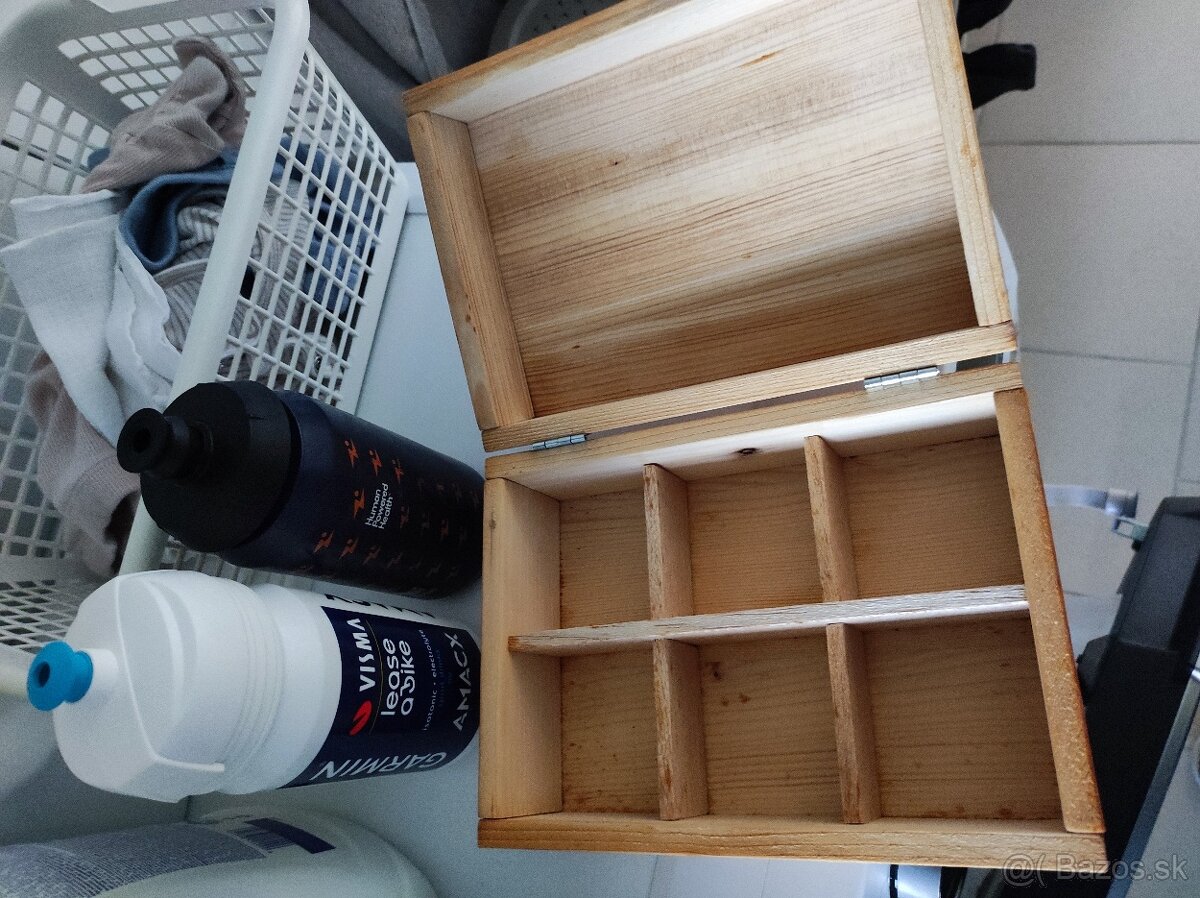 Darujem skrinku na caj a 2 flase