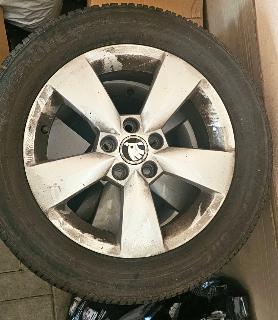 Predam pneumatiky 185/60R15 plus hlinikove disky skoda Rapid
