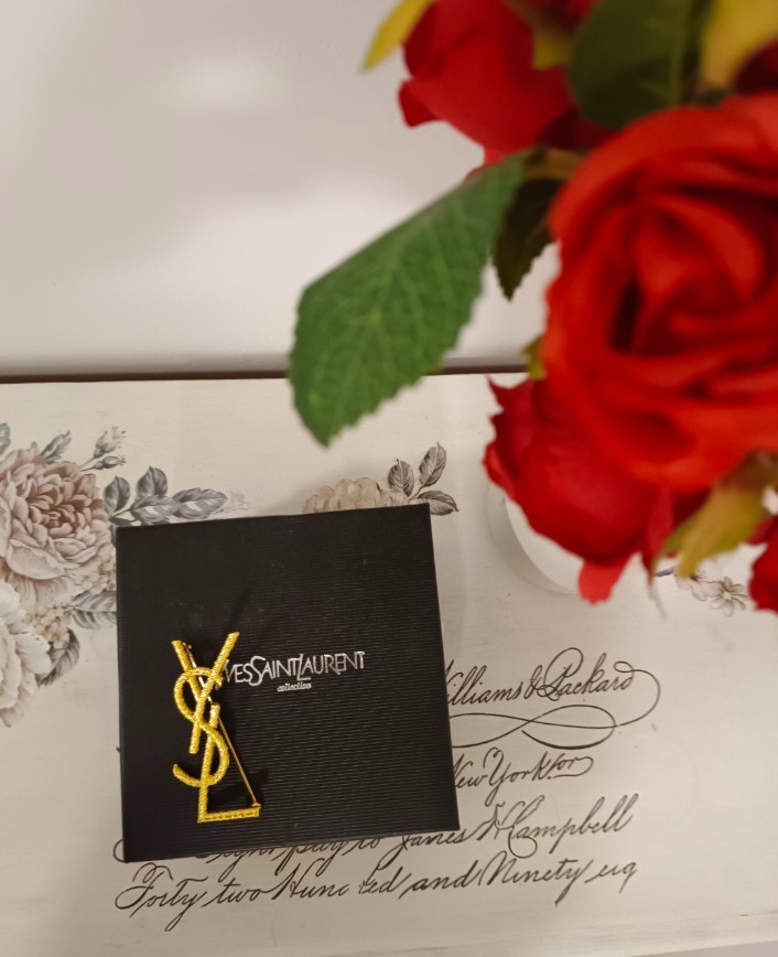 Luxusná brošňa ysl