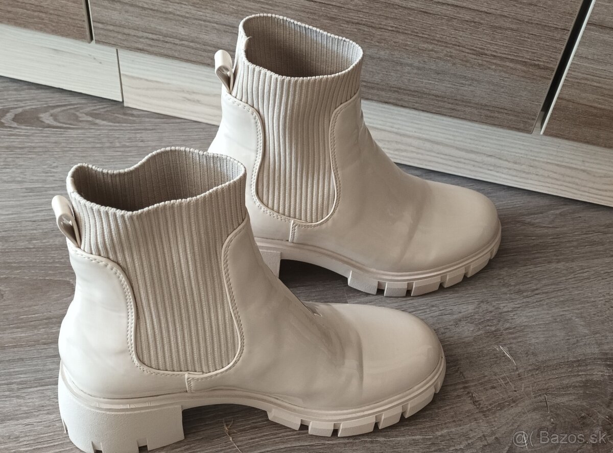 Kremove leskle cizmy velkost 39 Steve Madden