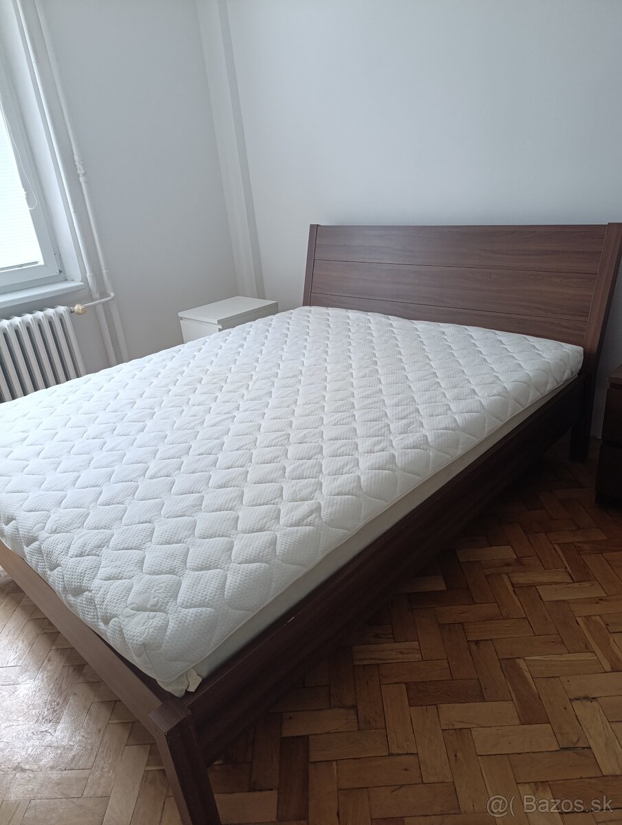Posteľ