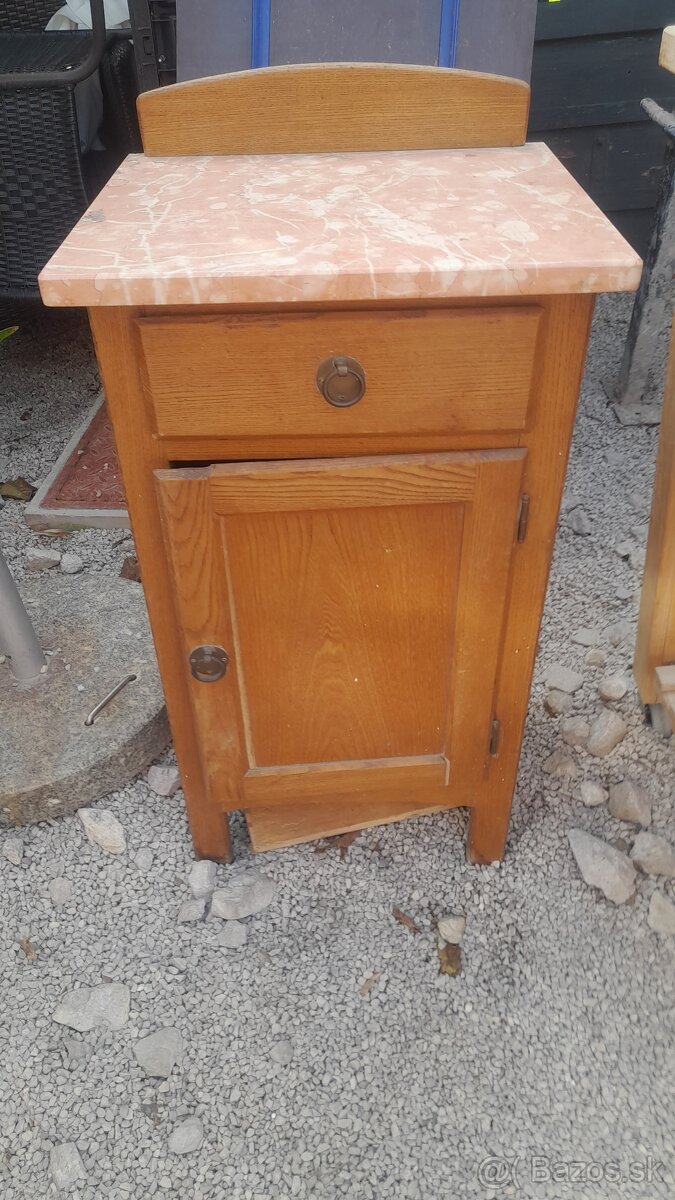 Starý nočný stolík na obnovu