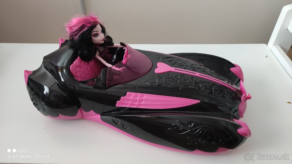 Bábika Monster s autom