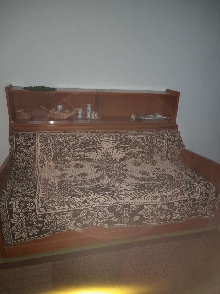 Rozkladací gauč s úložným priestorom