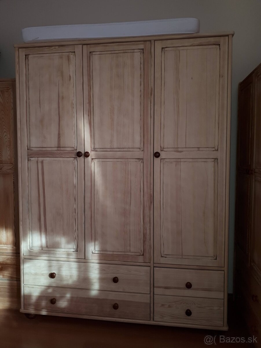 Satnikova skrina. Borovica . 600 €+ dovoz.