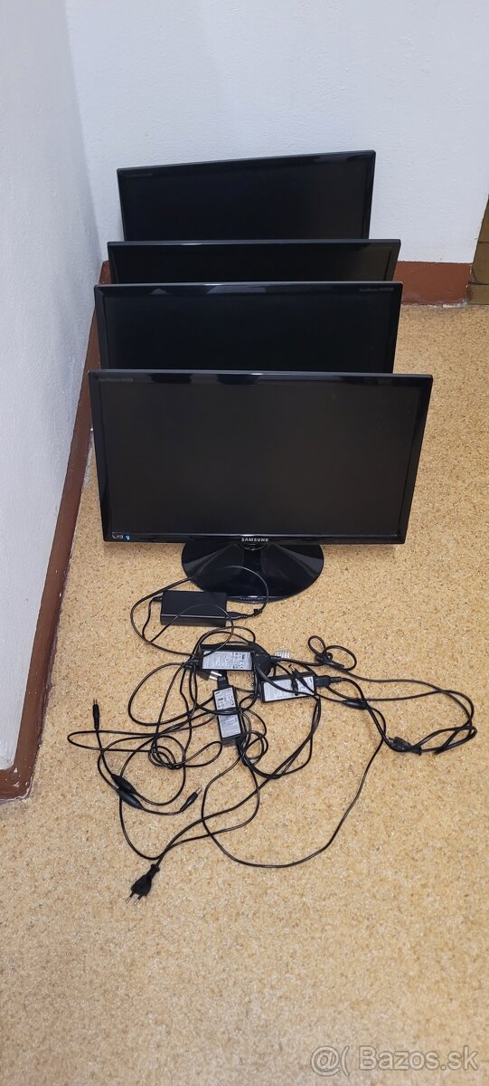 Predám 4 kusy LCD SAMSUNG 22", FullHD