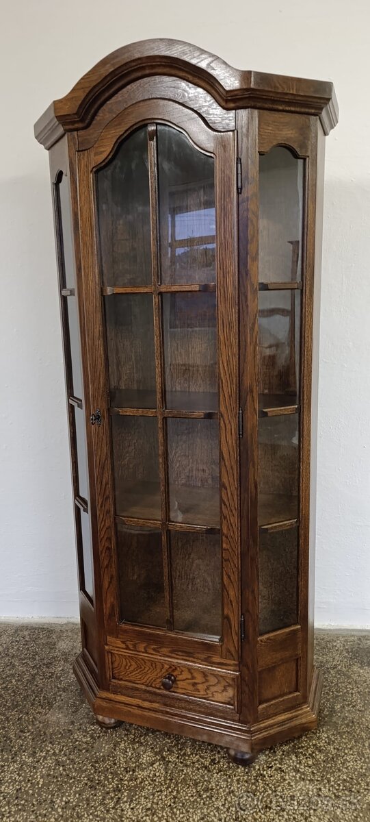 Rustikální vitrína, nábytek z masívu, Nábytek s příběhem