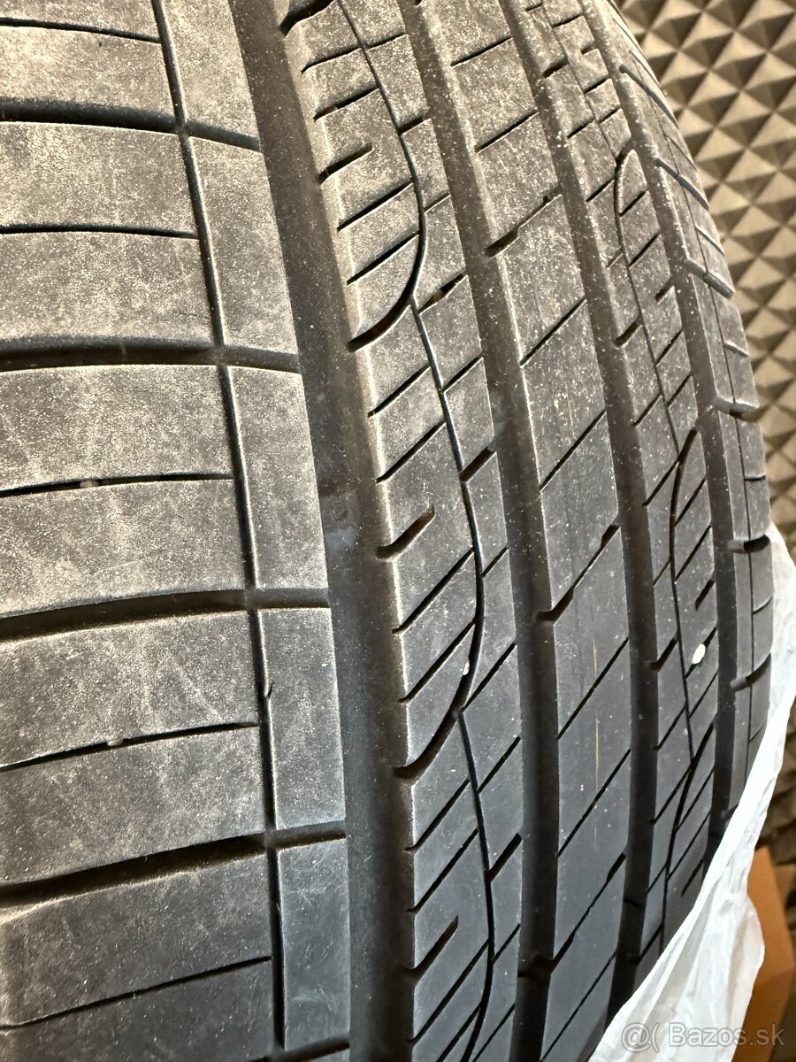 Nexen 255/60 r18 celoročné