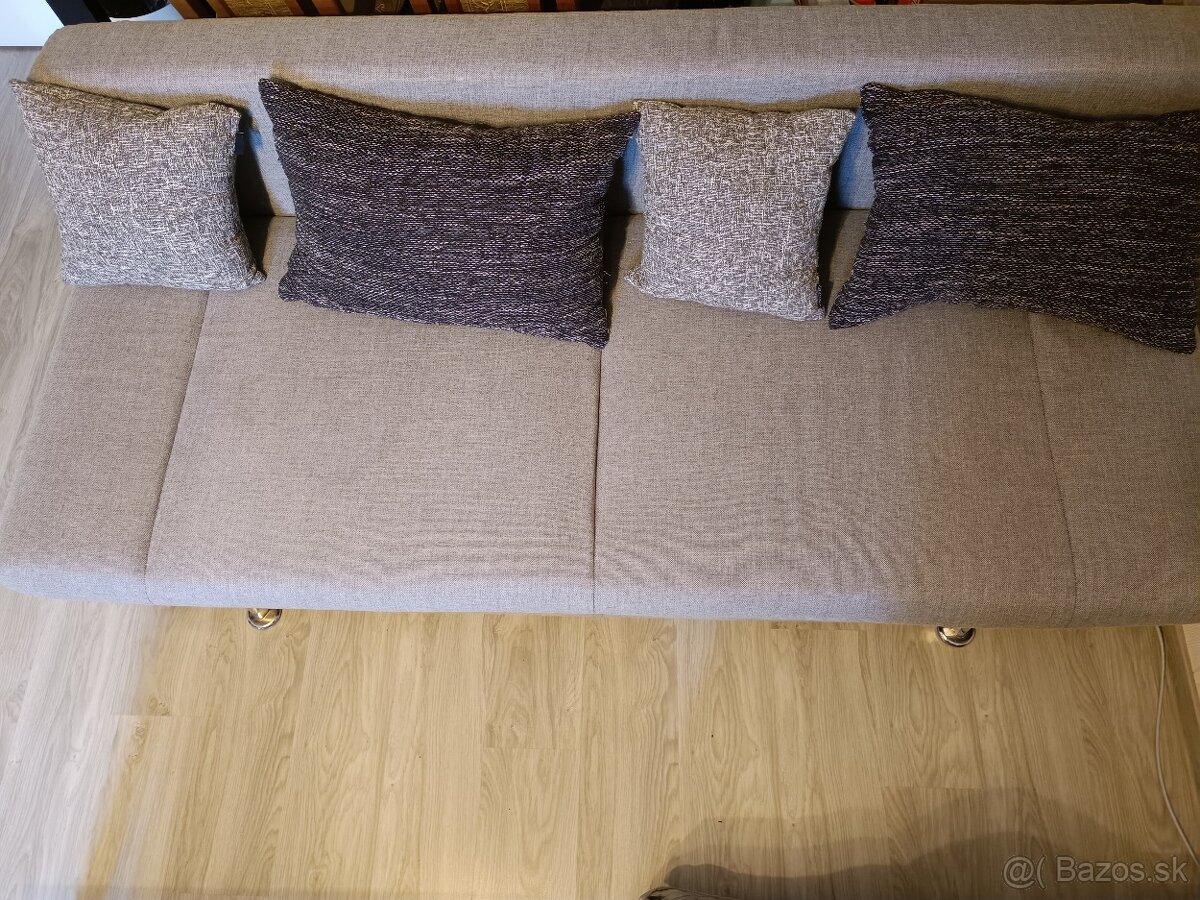 Rozkladacia pohovka s úložným priestorom