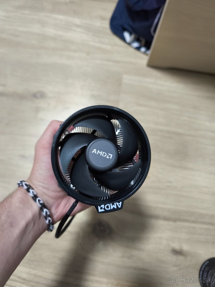 Stock chladič AMD z boxu ryzen 7 5700