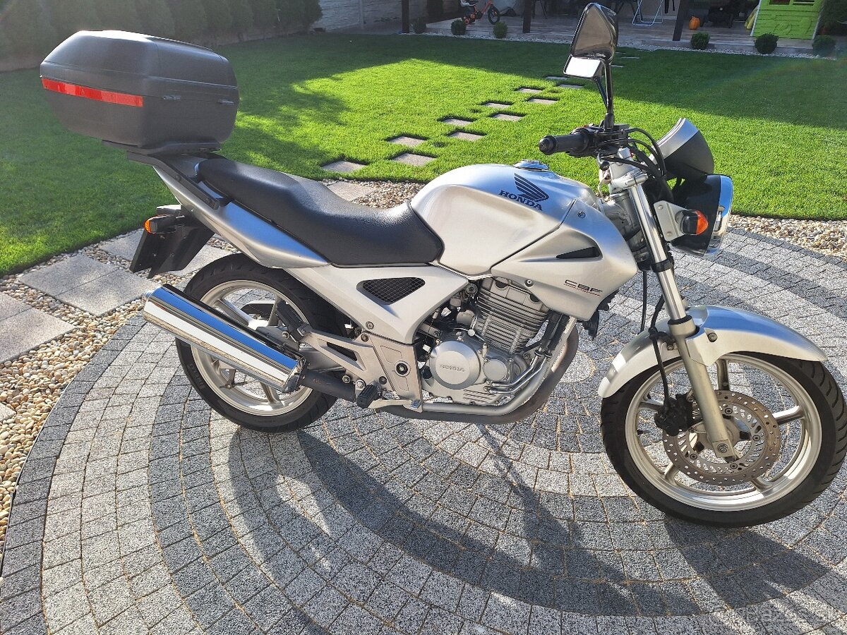 Honda CBF250,rv2006,20900km,bohatá výbava