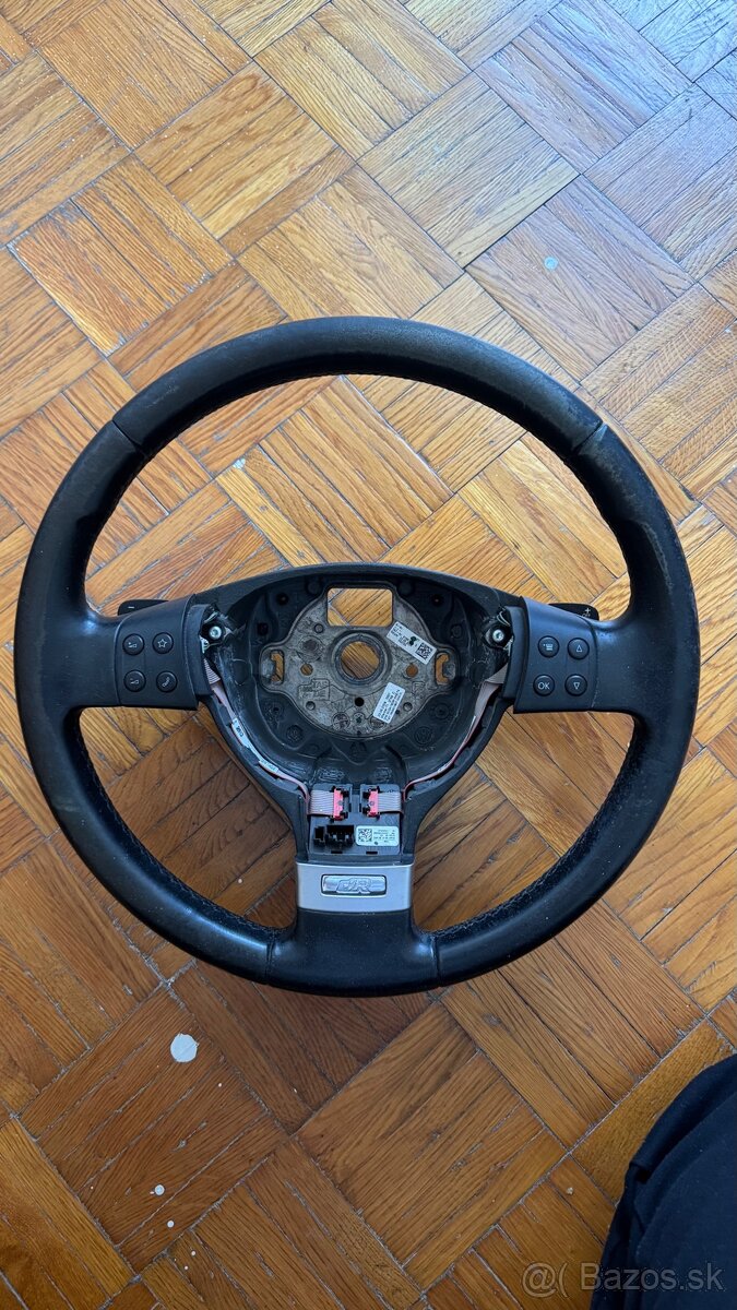 Multifunkcny volant s razenim pod volantem R-line vw