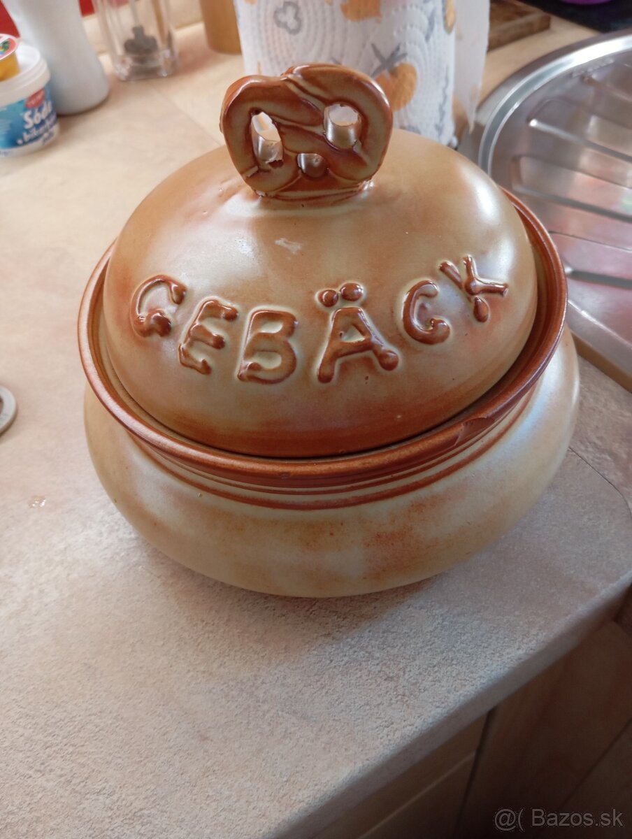 Keramická nádoba na pečivo