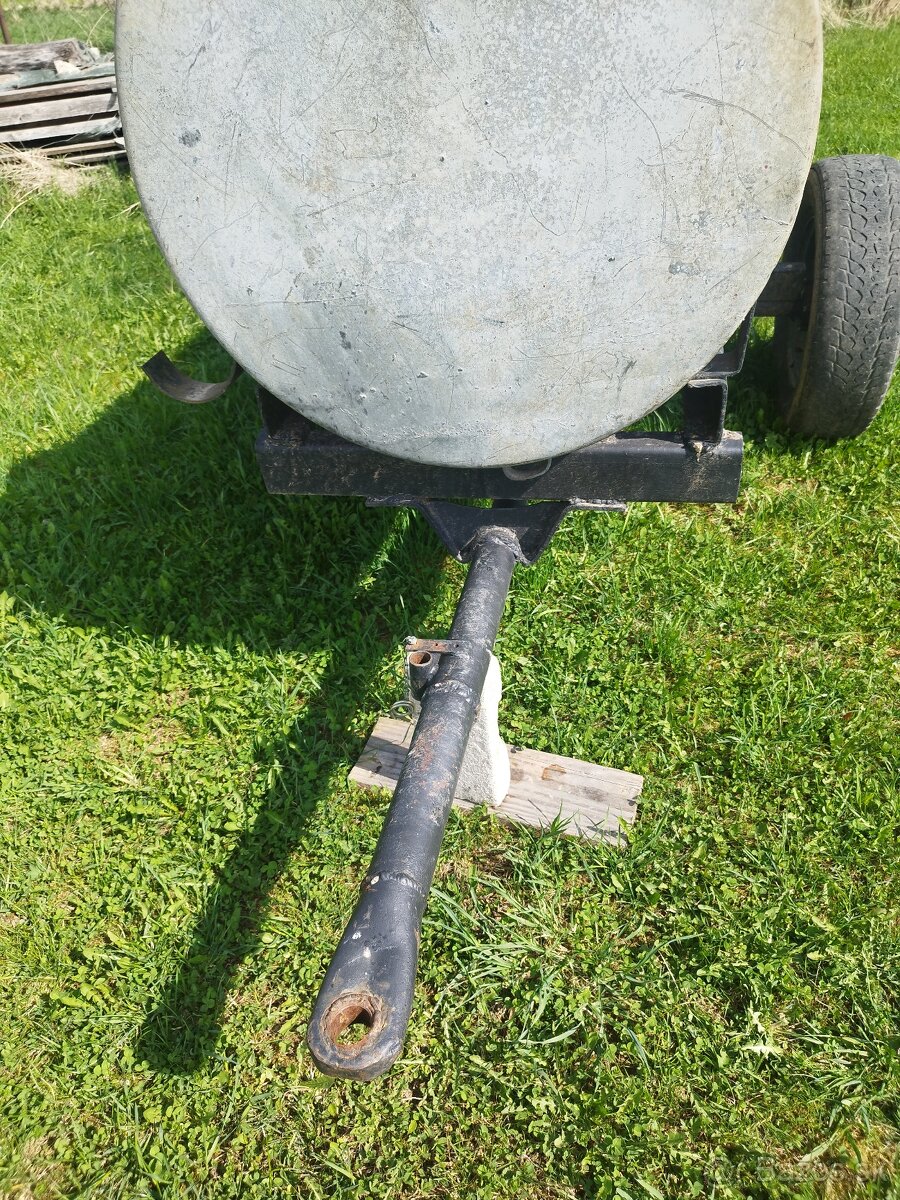 Vlečka a 1000 l becka