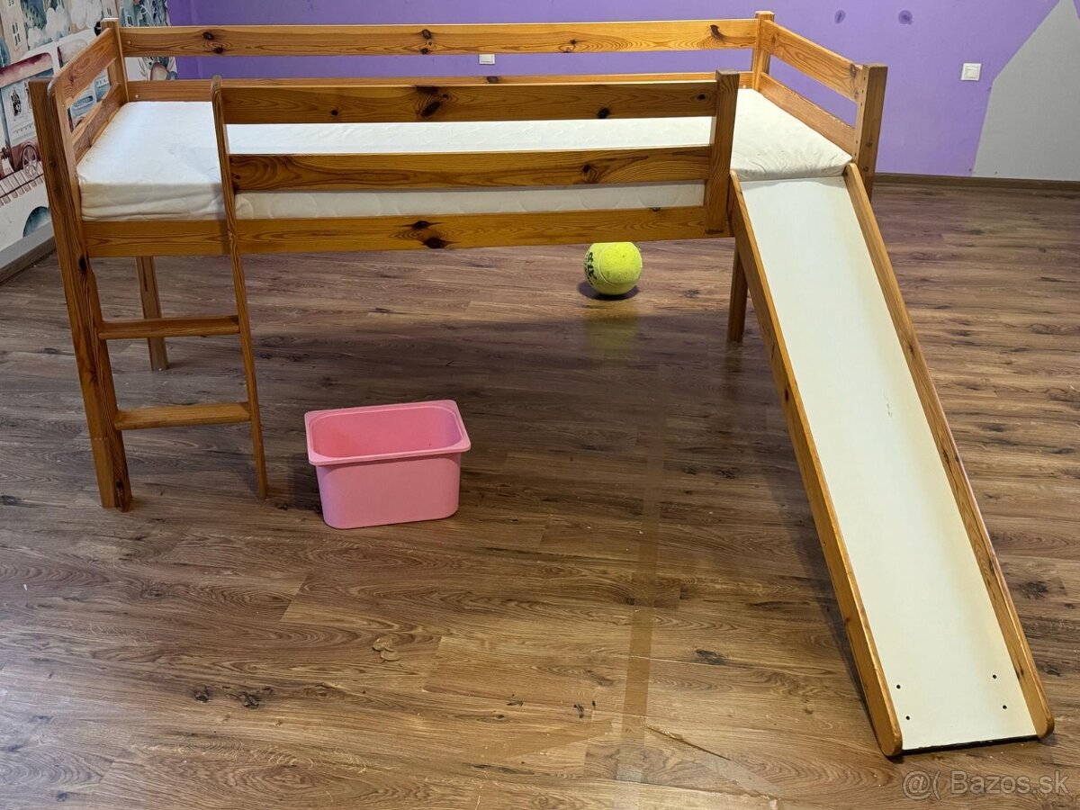 Detská posteľ so šmykľavkou